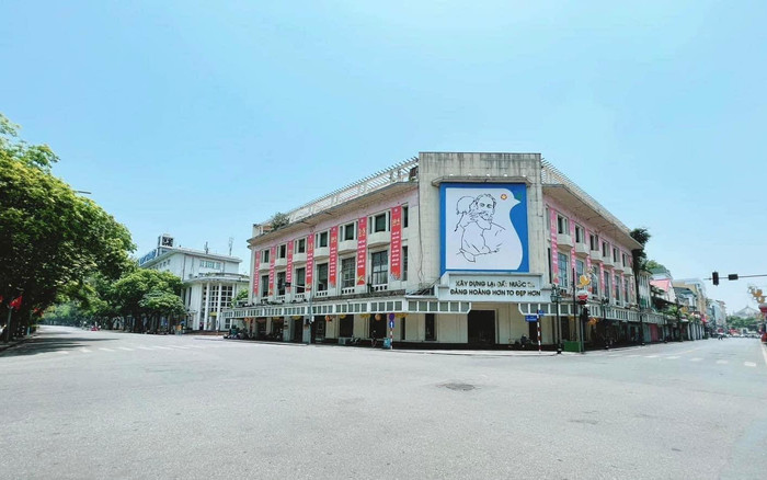 Hà Nội ngay lúc này: Phố đi bộ Hồ Gươm cuối tuần nhưng vắng vẻ không bóng người qua lại Ảnh 2