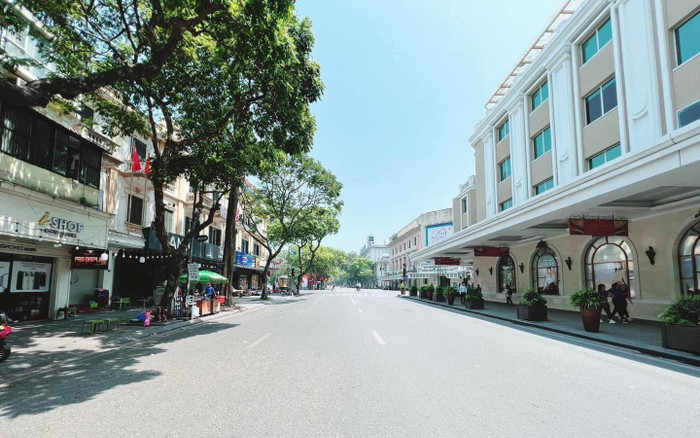  Hà Nội ngay lúc này: Phố đi bộ Hồ Gươm cuối tuần nhưng vắng vẻ không bóng người qua lại Ảnh 3
