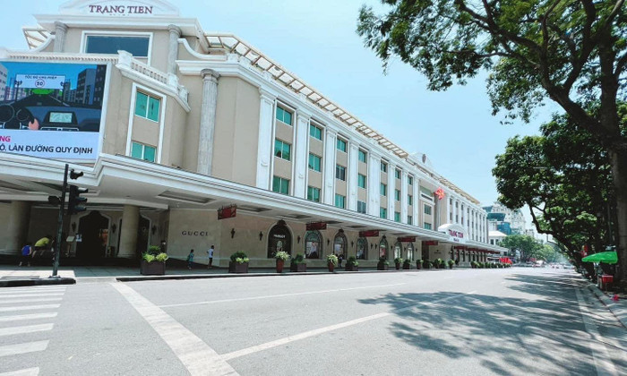  Hà Nội ngay lúc này: Phố đi bộ Hồ Gươm cuối tuần nhưng vắng vẻ không bóng người qua lại Ảnh 4