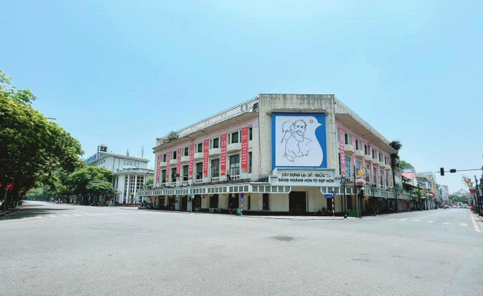  Hà Nội ngay lúc này: Phố đi bộ Hồ Gươm cuối tuần nhưng vắng vẻ không bóng người qua lại Ảnh 2