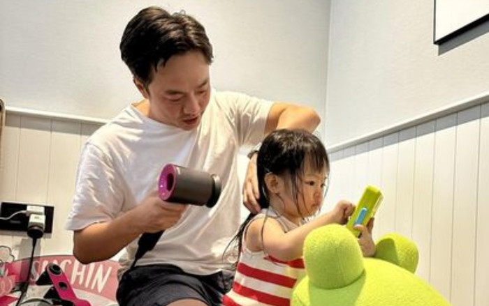 Hết mực yêu chiều Suchin, Cường Đô La không ngại 'biến hình' thành thợ làm nail, cắt tóc gội đầu Ảnh 2