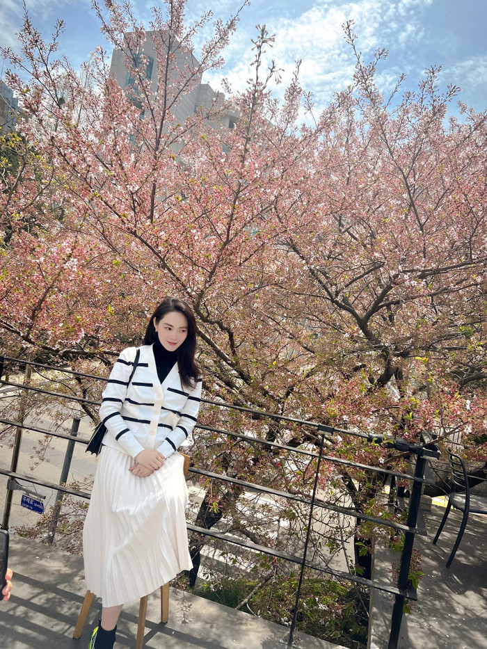 Minh Hằng trông “gọn gàng” khi khéo léo lựa chọn chiếc váy dài phối cùng chiếc áo cổ lọ bên trong. Để che đi vòng 2, Minh Hằng khoác thêm chiếc áo cardigan bên ngoài. Nếu không nói, nhiều người khó nhận ra được cô nàng đang trải qua giai đoạn tam cá nguyệt thứ nhất.