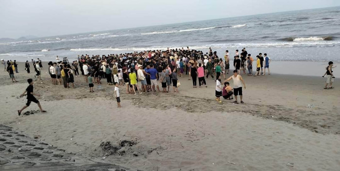  Người dân kéo đến chật kín bãi biển, sự tình phía sau khiến ai nấy cũng đau lòng Ảnh 1