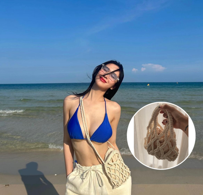 Túi lưới móc len: Đây có thể được coi là item khiến cho bộ trang phục đỡ trống trãi hơn. Item này được Jun Vũ đặc biệt yêu thích. Mỹ nhân 1995 đã nhiều lần mang theo chiếc túi này khi chụp các bức ảnh tại biển.