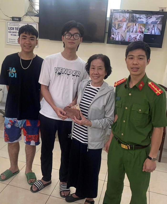  Trên đường đi học về nhặt được ví bên trong có nhiều tài sản, hai nam sinh viên có hành động đáng khen Ảnh 1