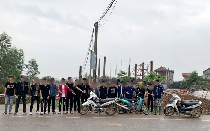 Nhóm thiếu niên cầm hung khí tụ tập hàng chục người chuẩn bị đánh nhau và cái kết đắng Ảnh 2