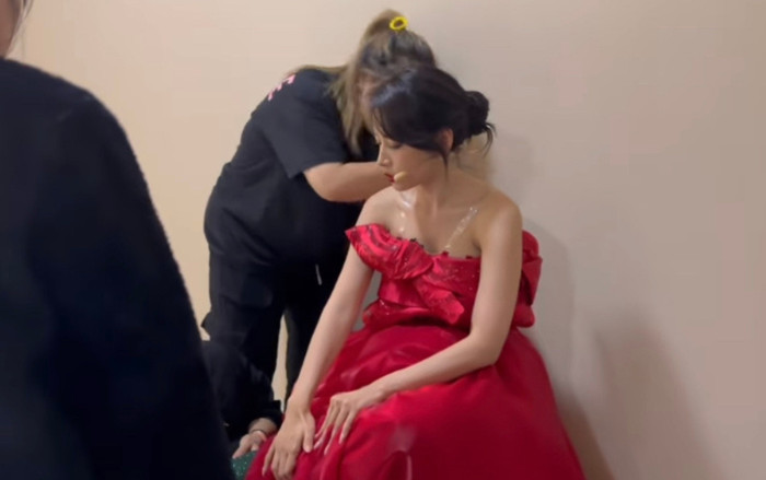 Chi Pu khó thở, rướm máu vì mặc váy bó đầy gọng sắt sau gần 20 tiếng đồng hồ Ảnh 2