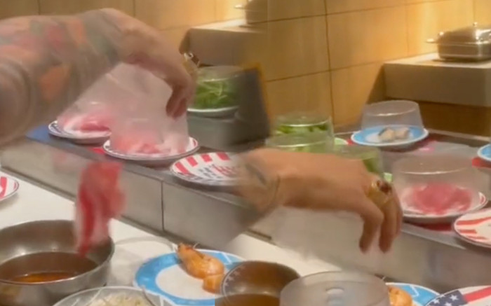 Hất thịt bò vào nồi lẩu và để nguyên đĩa trống trên băng chuyền, chàng trai bị dân mạng phản ứng gắt Ảnh 2