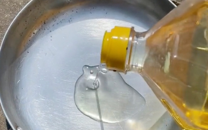 Nắng nóng đạt đỉnh: Dân mạng thi nhau 'chiên trứng dưới ánh mặt trời', gắn máy phun sương trên xe máy Ảnh 2