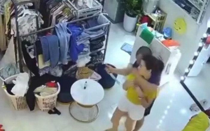 Người đàn ông dùng dao khống chế, giở trò đồi bại với cô gái bán quần áo Ảnh 2