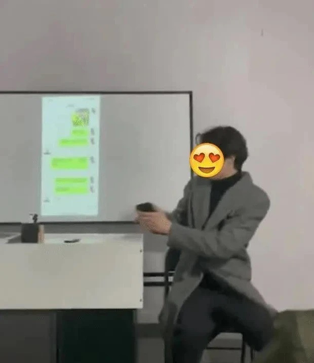  Quên tắt máy chiếu, thầy giáo xấu hổ khi bị học trò 'bắt quả tang' đang nhắn nội dung này trên điện thoại Ảnh 1