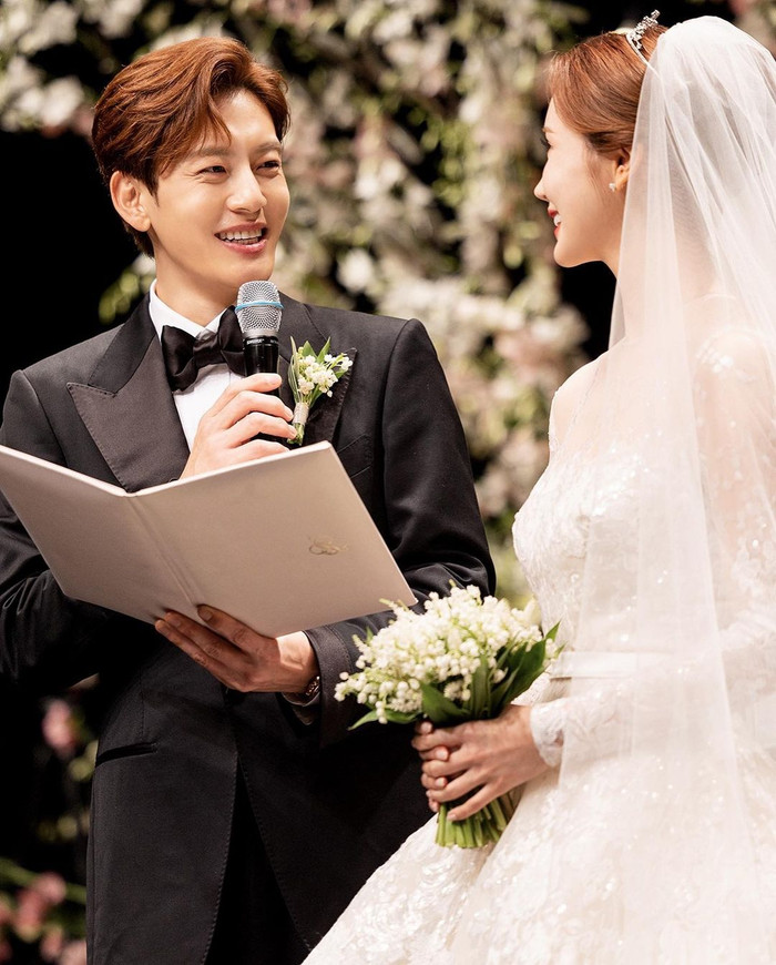 Lee Da Hae và Se7en trao đối phương ánh nhìn đong đầy tình cảm