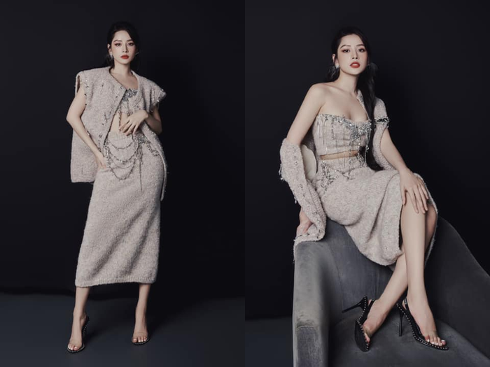 Bộ cánh được Chi Pu mặc khi 'diện kiến' các tỷ tỷ tại studio chính mang màu sắc nhẹ nhàng được kết hợp ấn tượng bằng  áo quây ngắn cùng váy dài, và đặc biệt chiếc áo khoác ngoài tạo nên một tổng thể thời thượng. Theo stylist riêng của Chi Pu cho biết, toàn bộ trang phục của người đẹp đến chương trình Đạp Gió 2023 đều được vận chuyển từ Việt Nam sang Trung Quốc và đại đa số đều là thương hiệu Việt Nam.