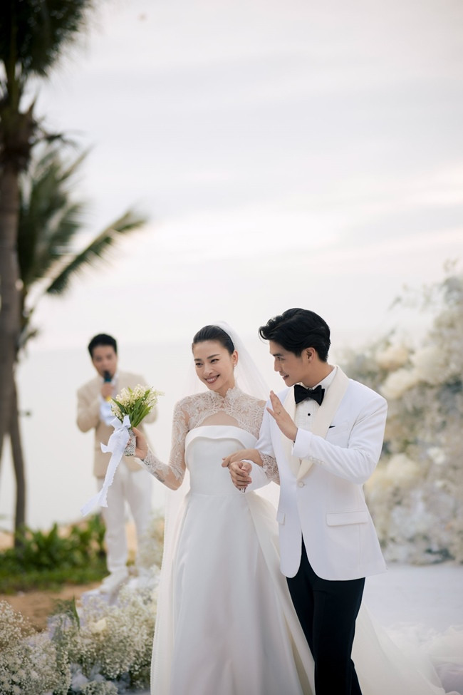  Ngô Thanh Vân nhắn nhủ tới Huy Trần cực ngọt nhân dịp kỉ niệm 1 năm ngày cưới Ảnh 1