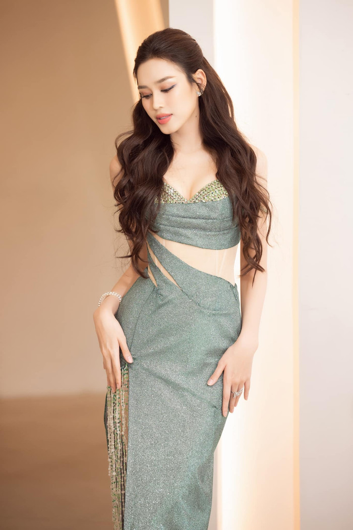 Bộ váy này đã giúp nàng hậu sinh năm 2001 khoe trọn đôi chân dài trứ danh, vòng eo thon gọn cùng bờ vai thon thả. Nhiều người cho rằng, ước gì được nhìn thấy cô sải bước một lần nữa trên đấu trường nhan sắc quốc tế.&nbsp;