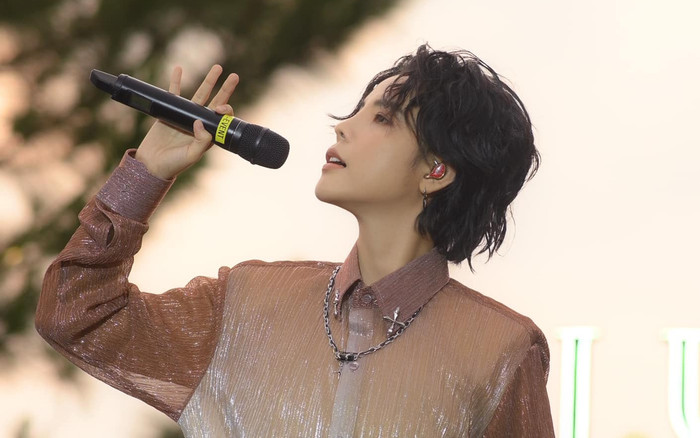 Vũ Cát Tường 'đập tan' nghi vấn giọng hát yếu, cách cầm micro trên sân khấu gây chú ý Ảnh 2