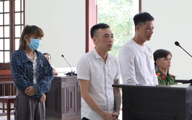 Nam nữ thanh niên trốn trong trại gà rồi 'làm bậy', chết trân khi lực lượng chức năng ập vào Ảnh 2