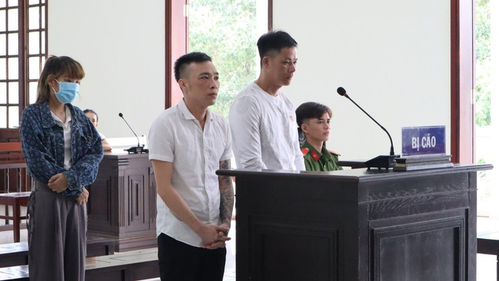 Nam nữ thanh niên trốn trong trại gà rồi 'làm bậy', chết trân khi lực lượng chức năng ập vào Ảnh 1