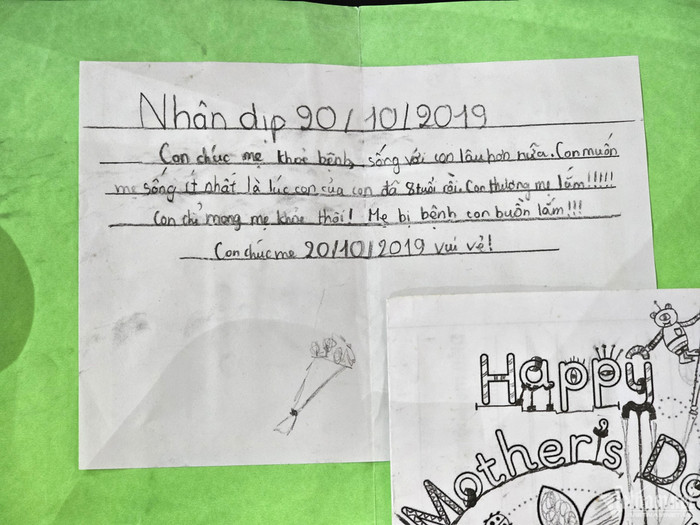 Tấm thiệp con trai gửi tặng cố nghệ sĩ Hồng Vy dịp 20/10 năm 2019 (Ảnh: Vietnamnet)