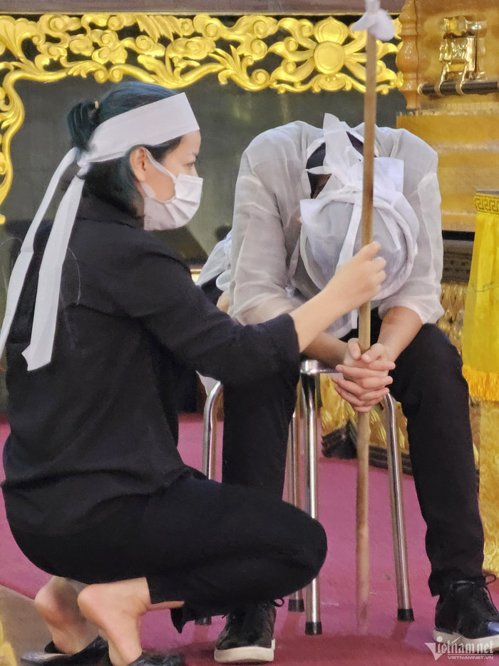 Con trai gục người trong tang lễ của mẹ (Ảnh: Vietnamnet)