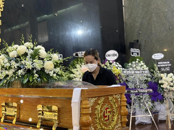 Nhiều lãng hoa được gửi đến tang lễ cố nghệ sĩ Hồng Vy (Ảnh: Chụp màn hình)