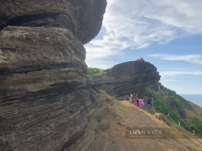 Du khách tham quan đỉnh núi Cao Cát. Ảnh: Dân Việt