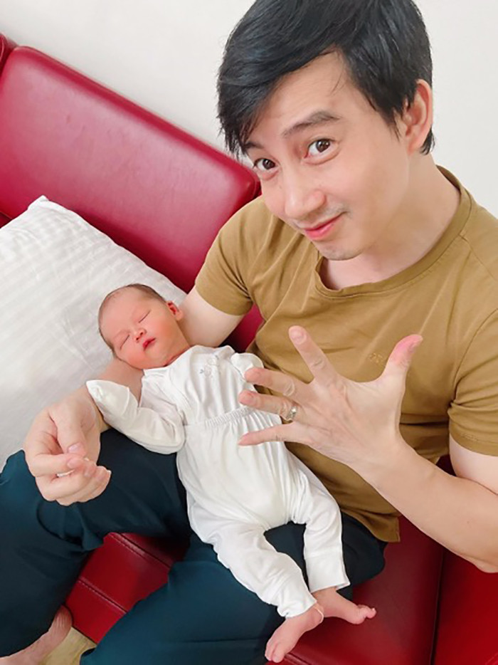 Nam diễn viên phim Đấu trí cũng rất hài hước khi bế con.