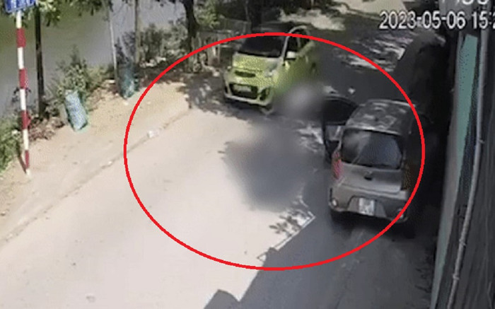 Tài xế ô tô mở cửa bất cẩn khiến 1 người đi xe máy tử vong, camera ghi lại khoảnh khắc thương tâm Ảnh 2