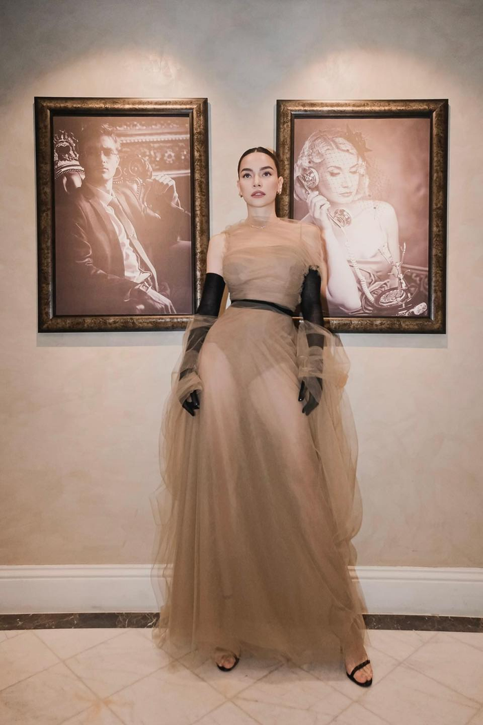 Do chất vải của đầm khá móng, Hồ Ngọc Hà cũng tinh tế lựa chọn một chiếc body con màu đen bên trong. Khi chụp với ánh đèn, phần nội y bên trong vẫn hiện rõ 'mồn một'.