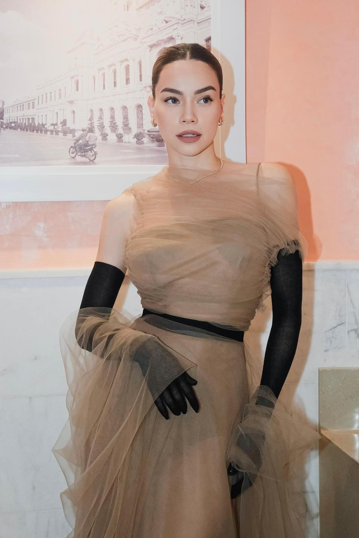 Khó có thể phủ nhận, trong nhiều năm hoạt động tại showbiz Việt, Hồ Ngọc Hà luôn giữ vững vị trí của một 'nữ hoàng thời trang' thông qua từng bộ cánh mà mình xuất hiện trước công chúng. 