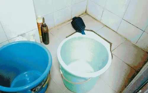  Bé trai 2 tuổi ngã chúi đầu vào xô nước cao 50cm, tử vong thương tâm Ảnh 2