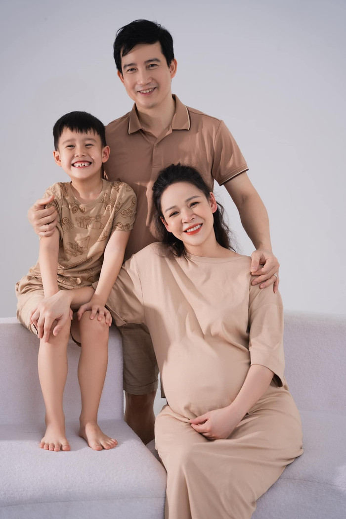 Trước khi hạ sinh nhóc tỳ thứ hai, gia đình nữ diễn viên đã cùng nhau lưu lại những khoảnh khắc đầy ý nghĩa