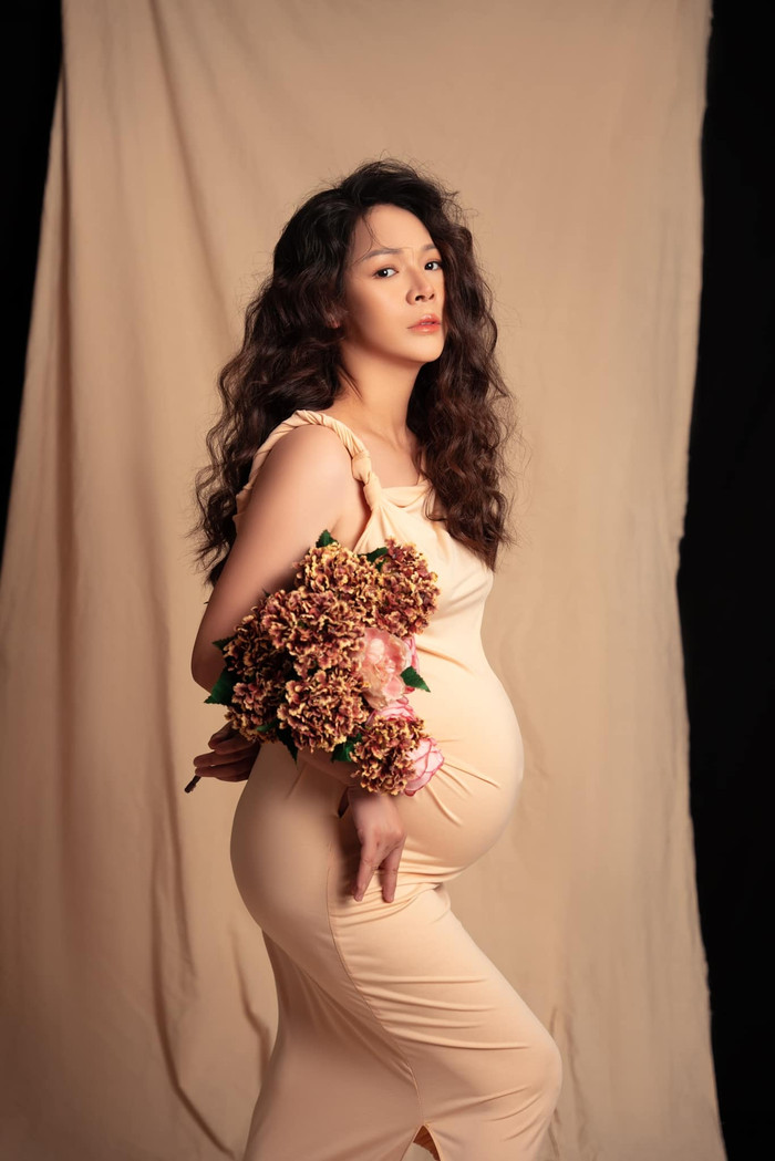 Khi mang bầu nhóc tỳ thứ hai, nữ diễn viên khá chăm chỉ thực hiện những bộ ảnh khác nhau