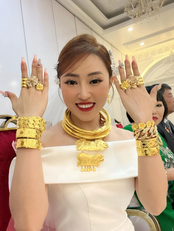 Cô dâu Vĩnh Long đeo vàng 'đỏ người' và lời tuyên bố cực chất Cô dâu Vĩnh Long đeo vàng 'đỏ người' và lời tuyên bố cực chất