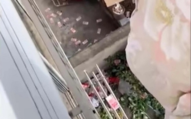 Đem chăn đi phơi, vợ bất ngờ giũ ra bí mật thầm kín của chồng Ảnh 2