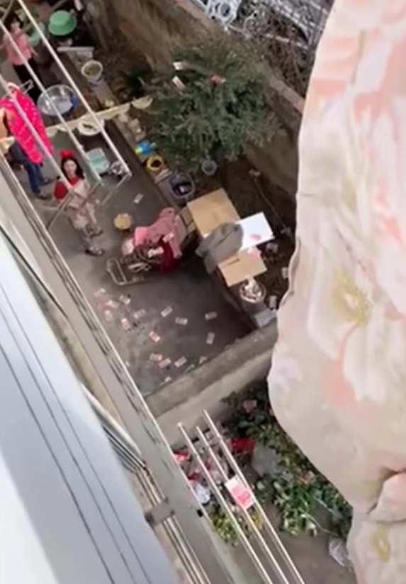 Đem chăn đi phơi, vợ bất ngờ giũ ra bí mật thầm kín của chồng Ảnh 1