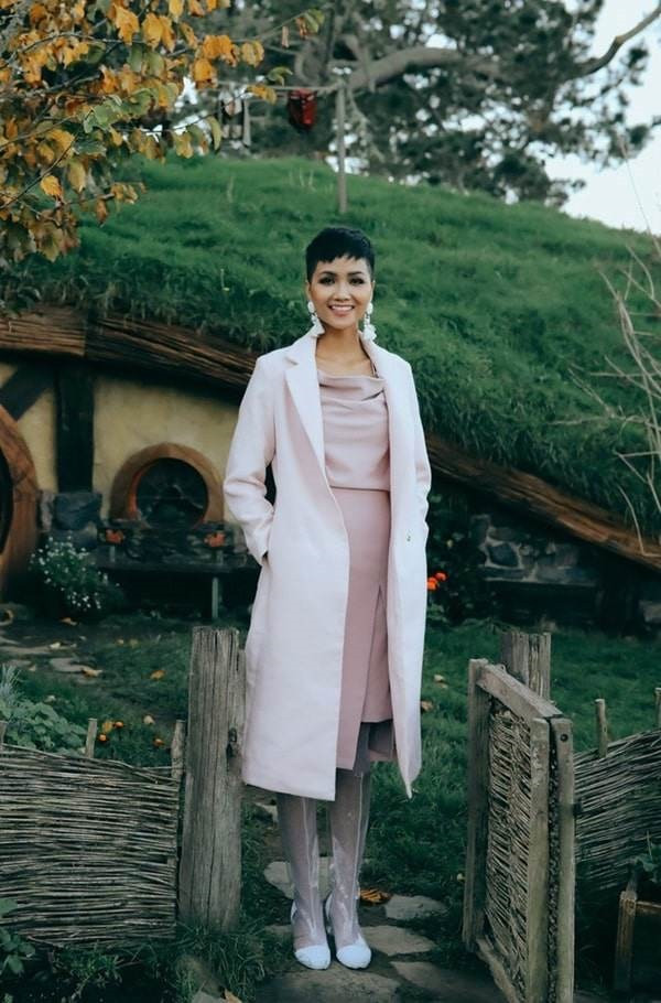 Khi lựa chọn trang phục phù hợp, H'Hen Niê lại khiến khán giả thất vọng khi lựa chọn đôi khuyên tai 'cầu kỳ' khiến cho tổng thể trang phục bị mất điểm thanh lịch