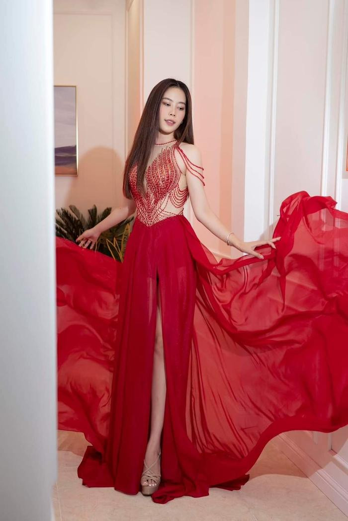  Hãy gọi Nam Em là 'Miss tung tà hất váy': Phượng hoàng lửa đã quay trở lại và lợi hại hơn xưa Ảnh 4