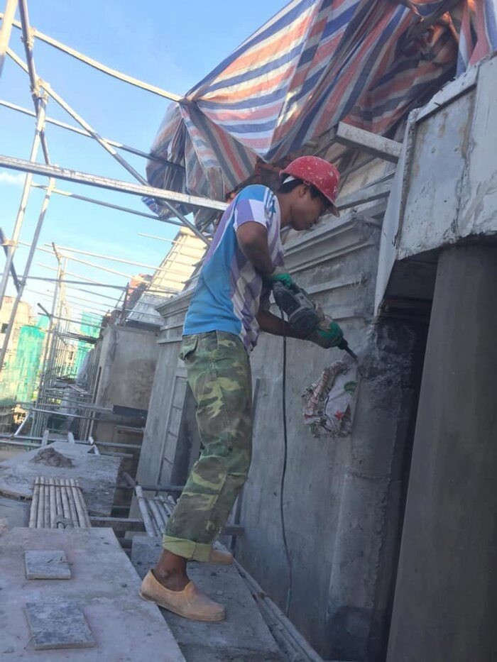 Sang thường đi làm thêm để phụ thêm mẹ.