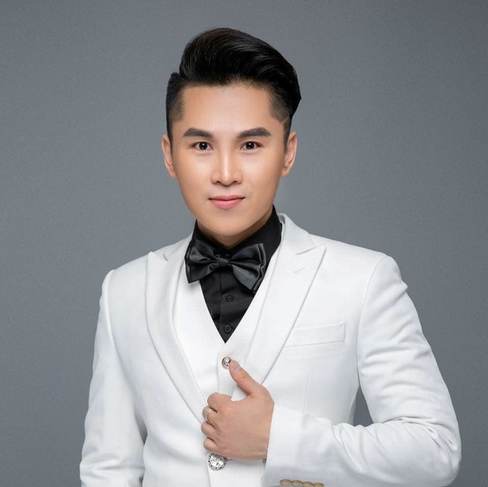 Suốt những năm hoạt động trong lĩnh vực nghệ thuật, nam ca sĩ cũng vướng nhiều ồn ào về đời tư cũng như có những phát ngôn gây sốc
