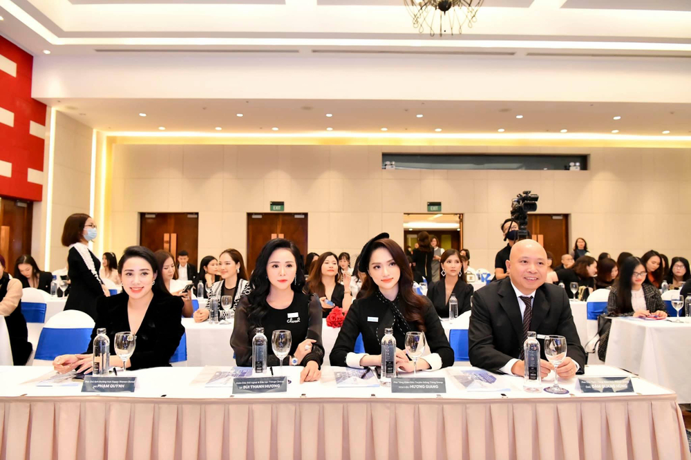 Nữ doanh nhân Phạm Quỳnh xuất hiện cùng Hoa Hậu Hương Giang Ảnh 1