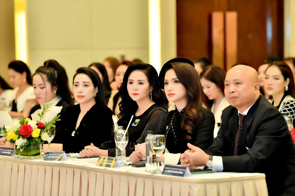 Nữ doanh nhân Phạm Quỳnh xuất hiện cùng Hoa Hậu Hương Giang Ảnh 4