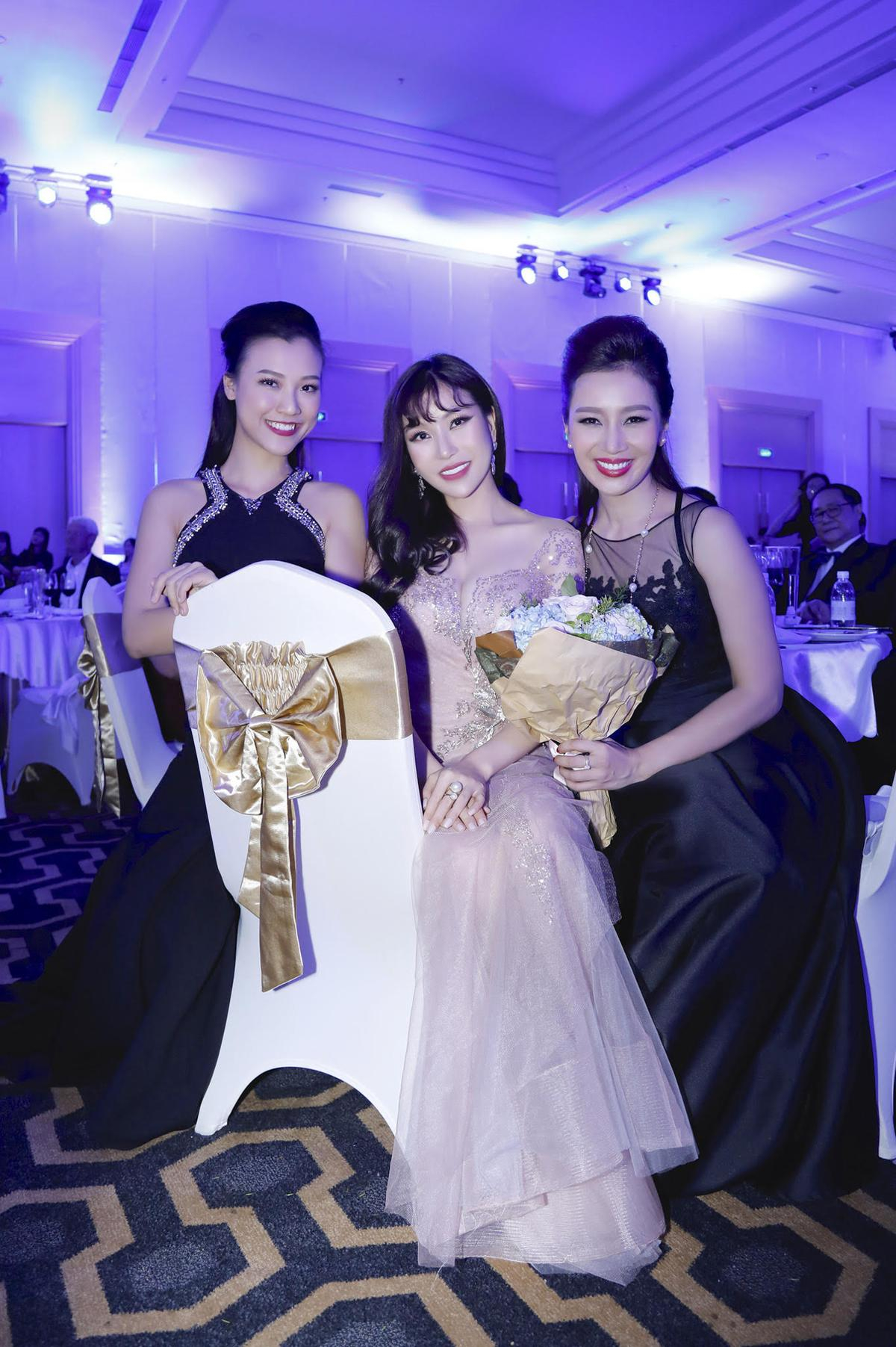 Hoa hậu Doanh nhân Lam Cúc rạng rỡ tham dự sự kiện 'Top 100 Business Style Award 2017' Ảnh 13