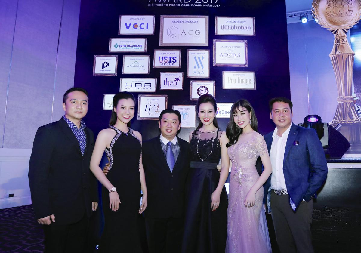 Hoa hậu Doanh nhân Lam Cúc rạng rỡ tham dự sự kiện 'Top 100 Business Style Award 2017' Ảnh 12