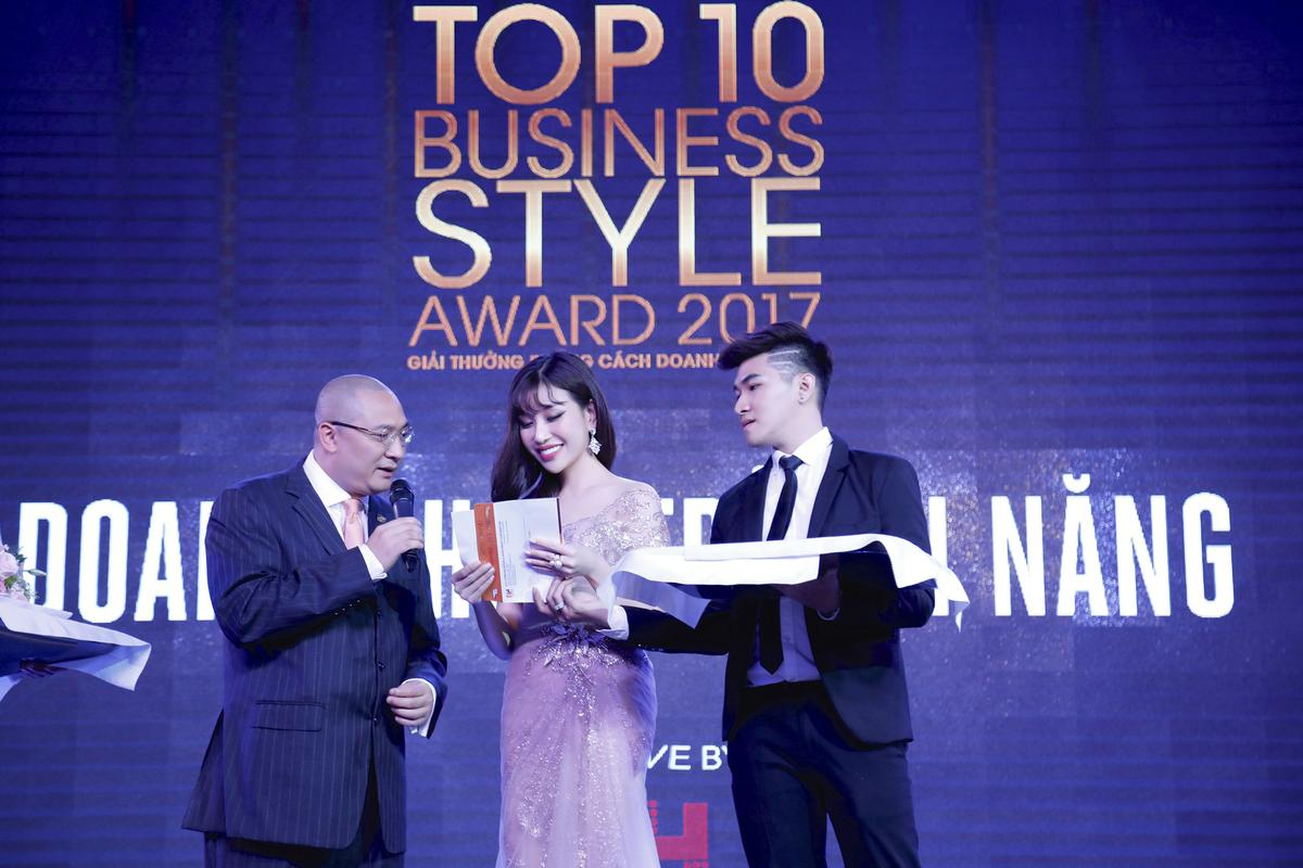 Hoa hậu Doanh nhân Lam Cúc rạng rỡ tham dự sự kiện 'Top 100 Business Style Award 2017' Ảnh 2