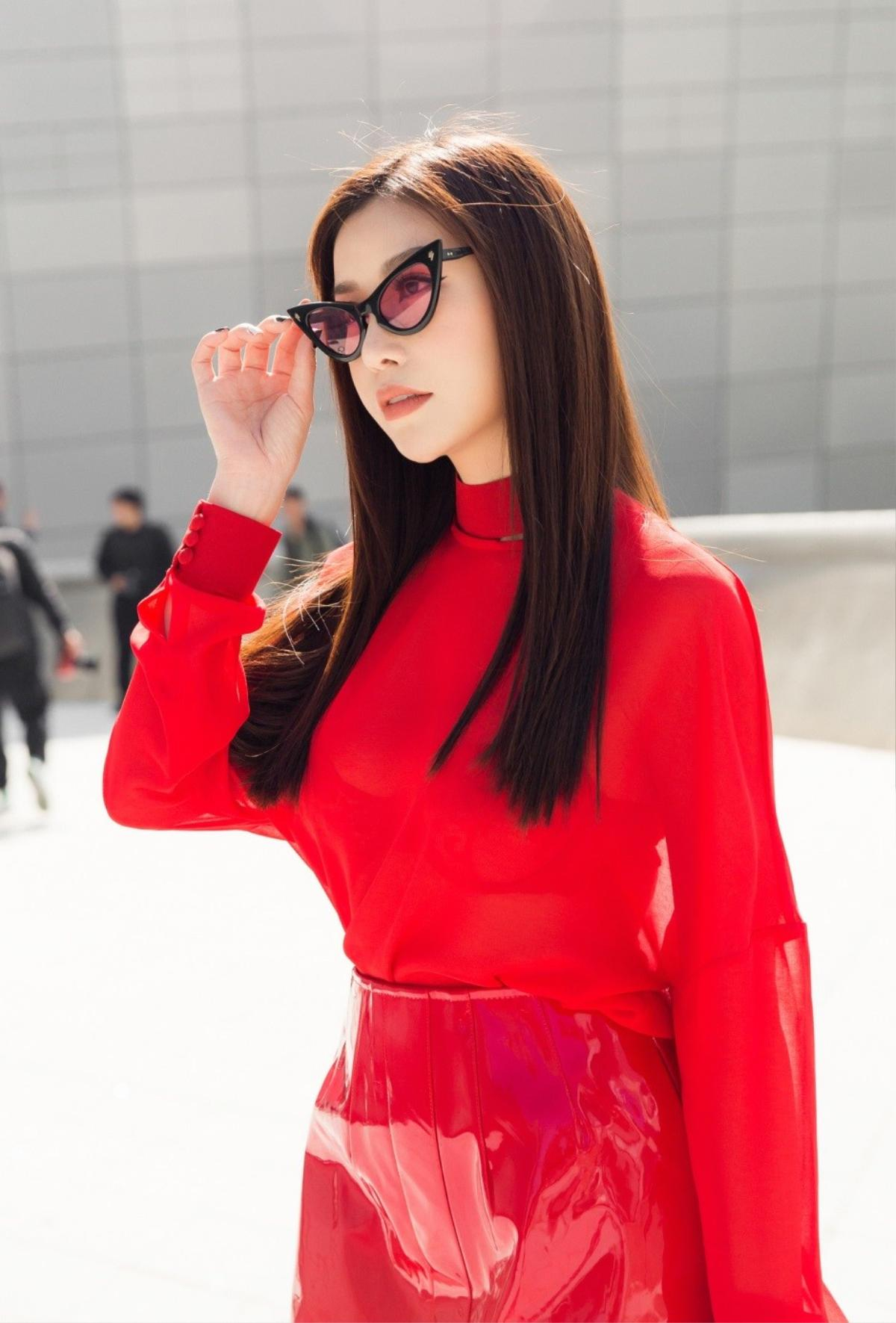 Hoa hậu Lam Cúc nổi bật sắc đỏ trong ngày đầu Seoul Fashion Week Ảnh 1