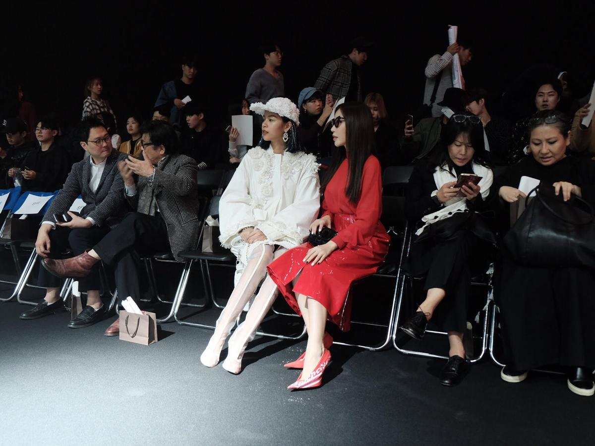 Hoa hậu Lam Cúc nổi bật sắc đỏ trong ngày đầu Seoul Fashion Week Ảnh 8