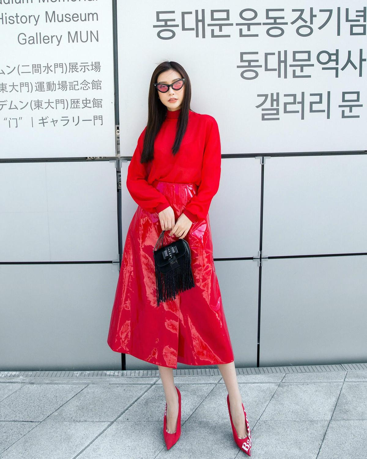 Hoa hậu Lam Cúc nổi bật sắc đỏ trong ngày đầu Seoul Fashion Week Ảnh 11