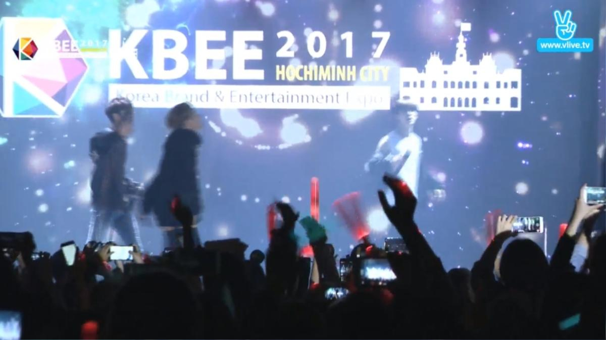 Sự kiện KBEE 2017: iKON biến hội trường thành concert riêng với biển lightstick đỏ rực Ảnh 29