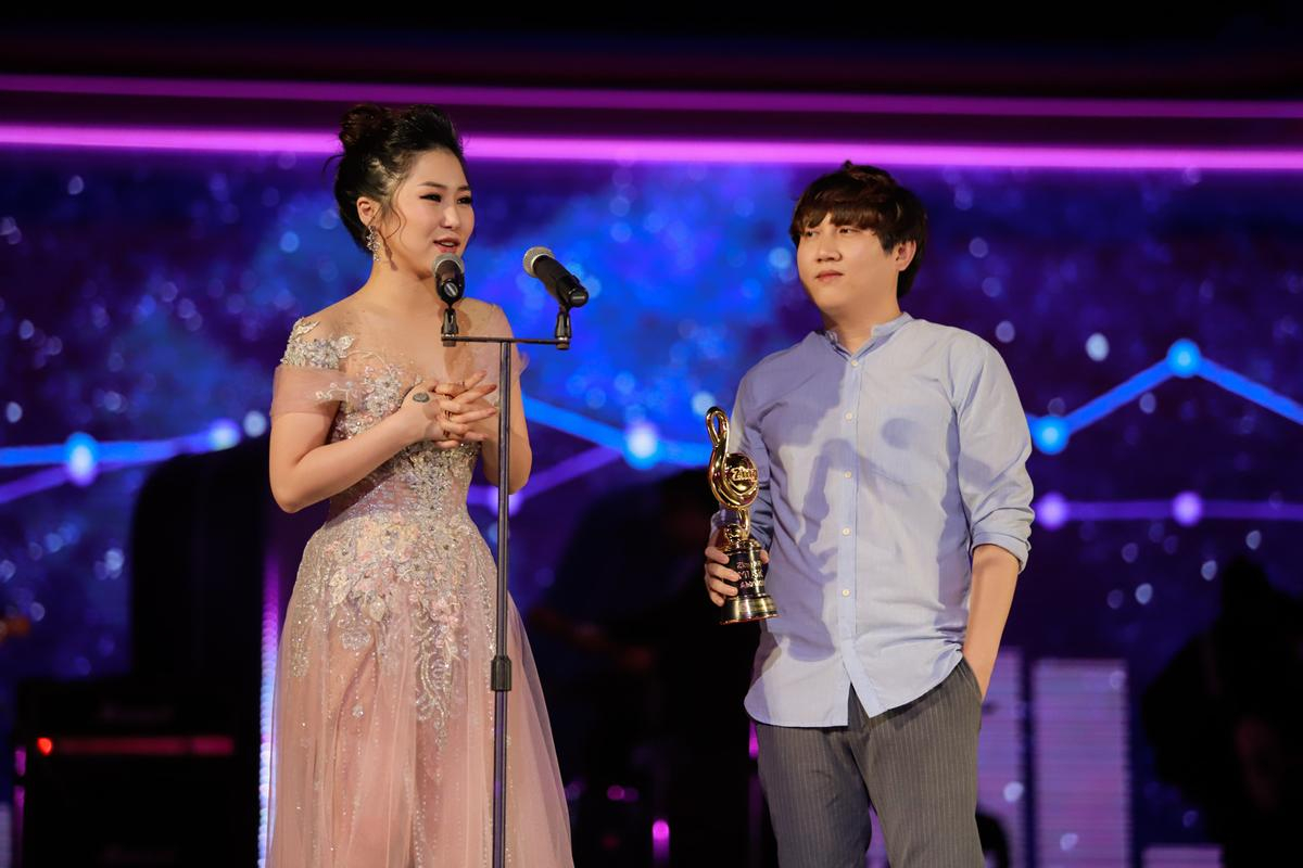 Min, Soobin và Hương Tràm đại thắng tại Zing Music Awards 2017 Ảnh 4